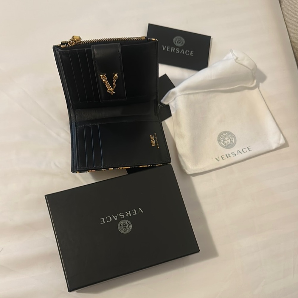 VERSACE Virtus Quilted Leather Wallet Gold and Black Pattern,Brand New With Tags - Picture 10 of 17